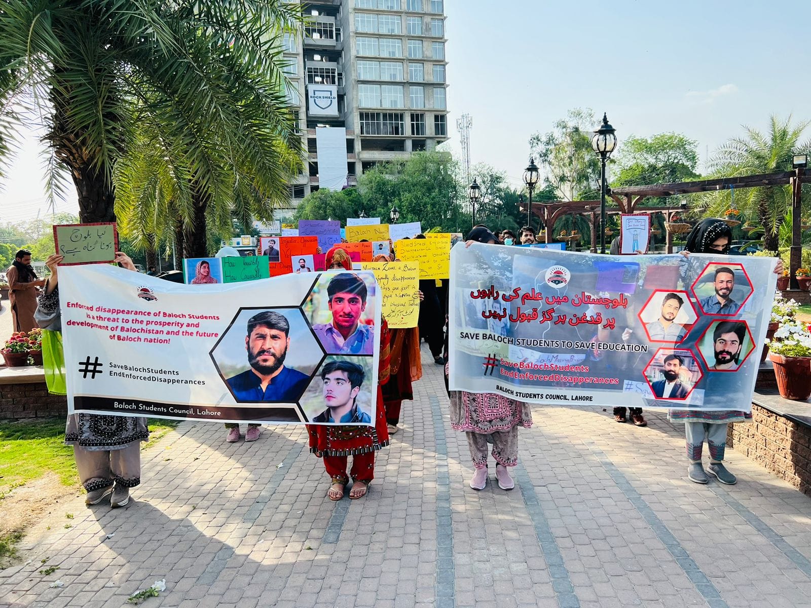 بلوچستان ئٹ زوراکی ئٹ بیگواہیک، لاہور ٹی خوانندہ آتا برانز