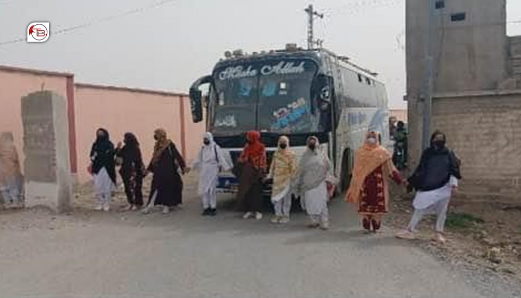 خاران: گرلز کالج ئٹ فورسز آتا کیمپ جوڑ کننگ نا برخلاف خوانندہ تا برانز