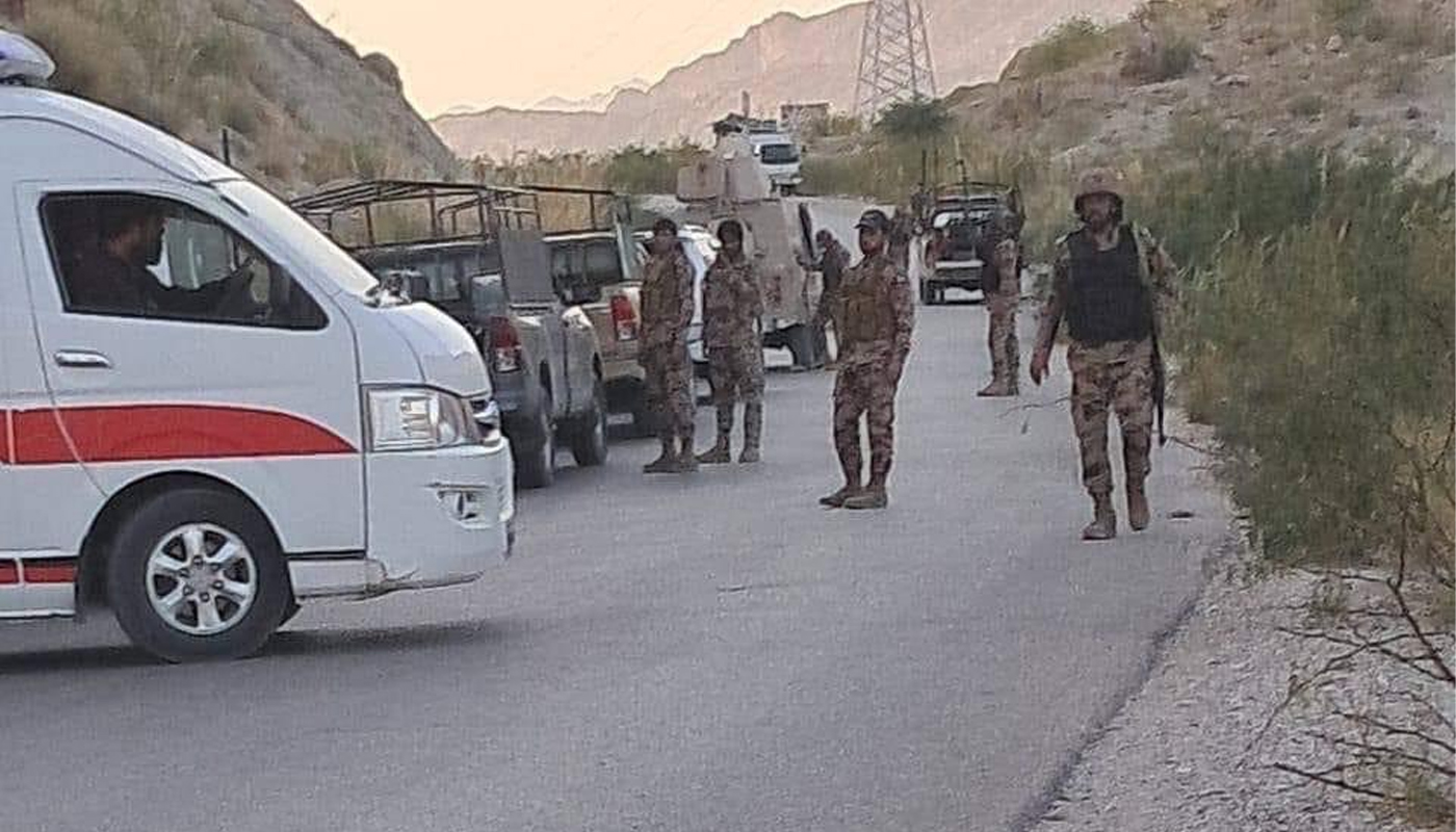 دکی : پاکستانی لشکر نا گاڑی آ بمب تراک، چار کارندہ ٹپی