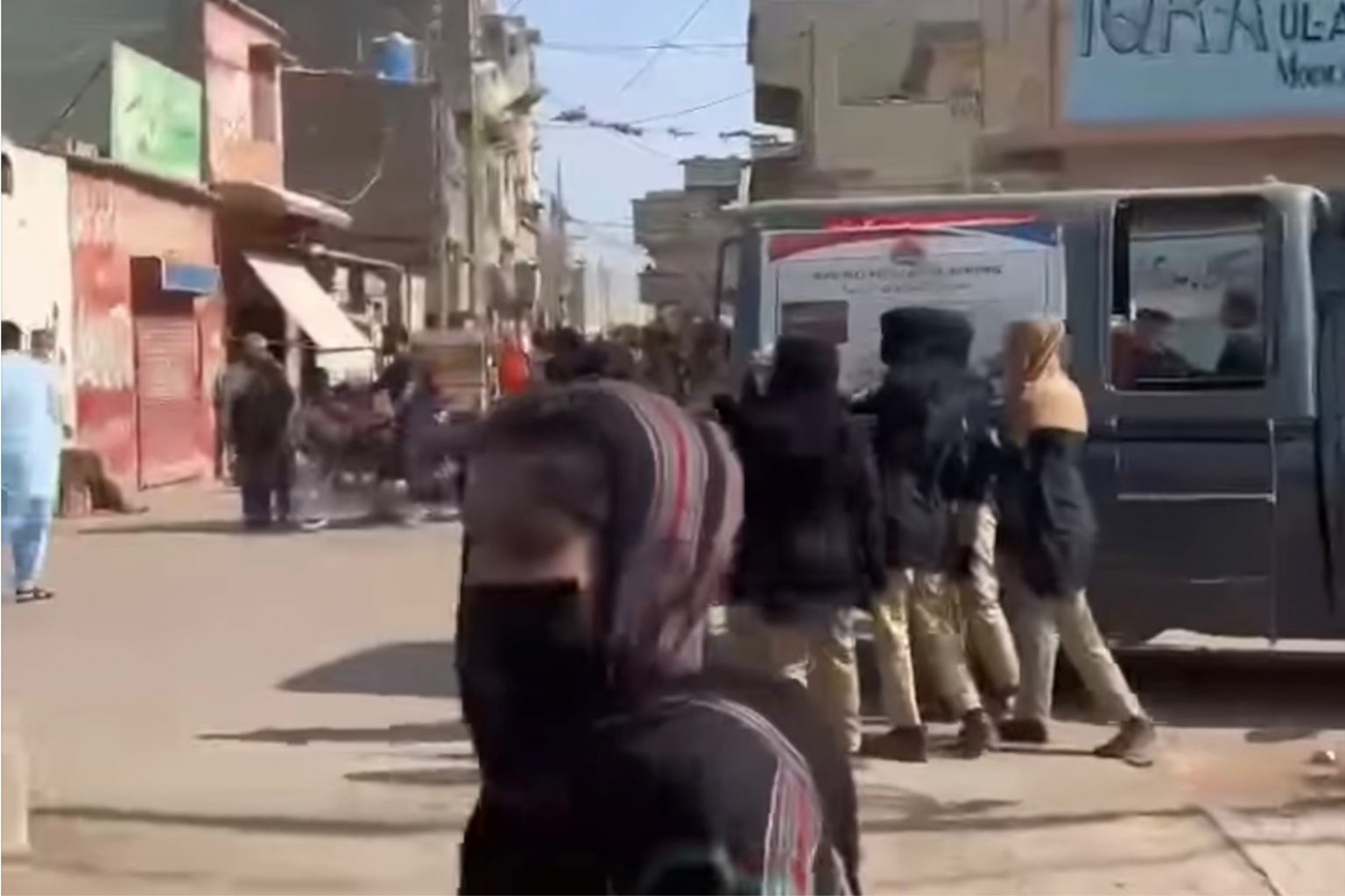 ملیر و حب ئٹ بلوچ یکجہتی کمیٹی نا ریلی آ پولیس نا سم کاری و دزگیریک